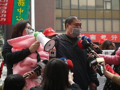 20110223_protest_ching_mao_1